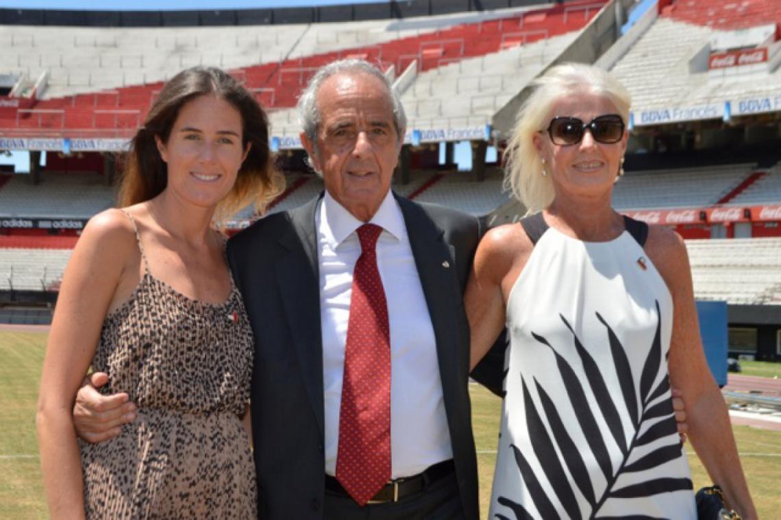 Imagen CON SU MUJER y una de sus hijas en el Monumental, su segunda casa.