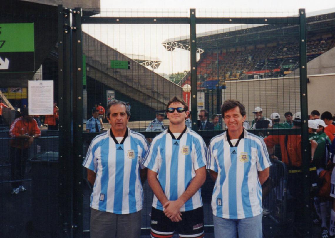 Imagen CON SU HERMANO Y SU HIJO VARON, alentando a la Argentina en Francia 98.
