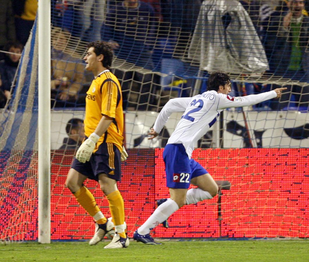 Imagen DIEGO lo grita, Iker Casillas sufre. Con la camiseta de Zaragoza, Milito le marcó siete goles al Real Madrid.