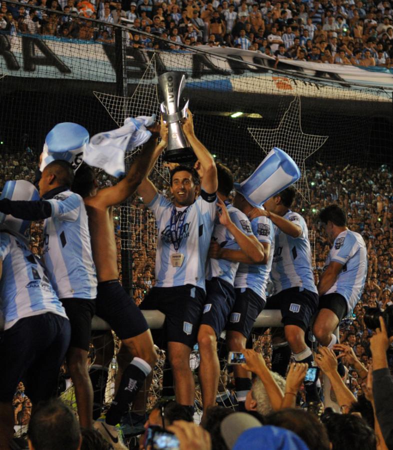 Imagen LOS DE RACING lo soñaron: Milito, de nuevo en la Academia y campeón.