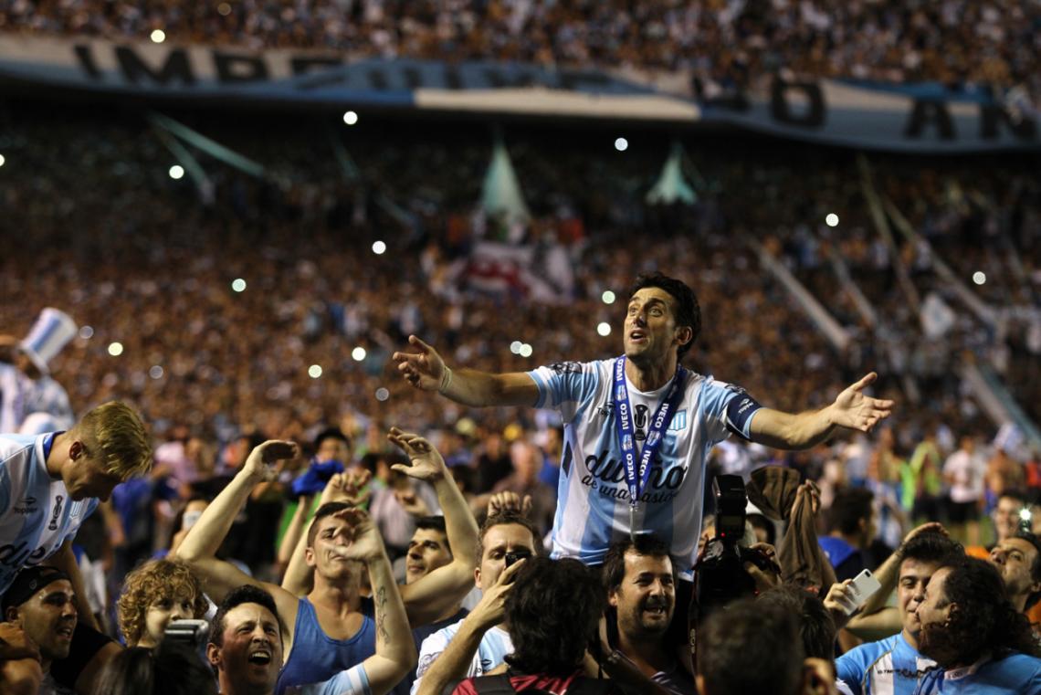 Imagen DIEGO MIRA a los hinchas durante los festejos por el campeonato. Noche histórica.