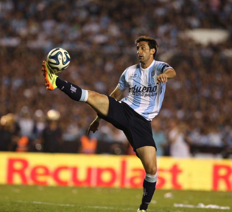 Imagen MILITO acribilla a la pelota con el empeine. En el campeonato 2014 marcó seis goles.