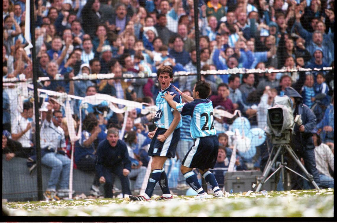 Imagen MILITO grita su gol contra Colón. El Chanchi Estévez se acerca para abrazarlo.