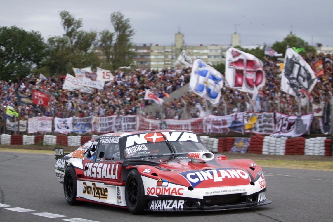 Imagen SU CHEVROLET pasando frente a los entusiastas hinchas de "La 15".