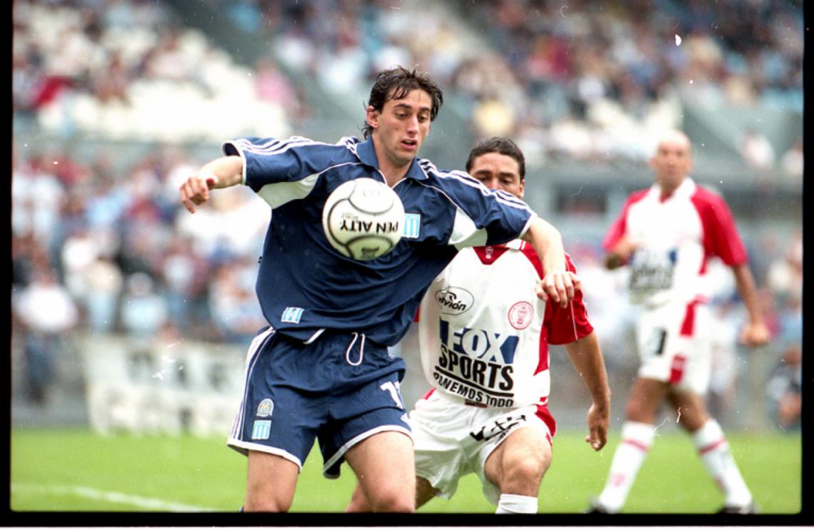 Imagen APERTURA 2002: Diego cubre la pelota ante Lobos, de Huracán