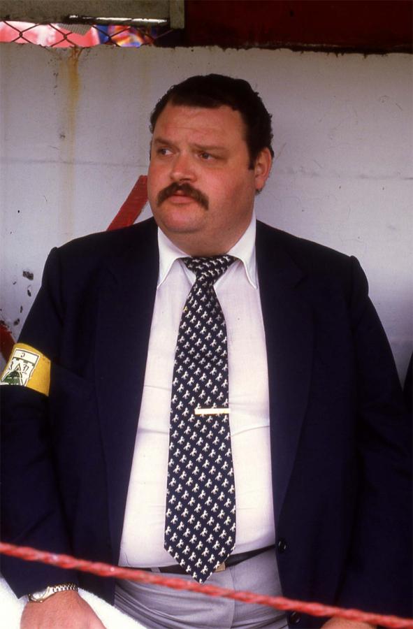 En los 80, con traje, bigote y el brazalete de médico.