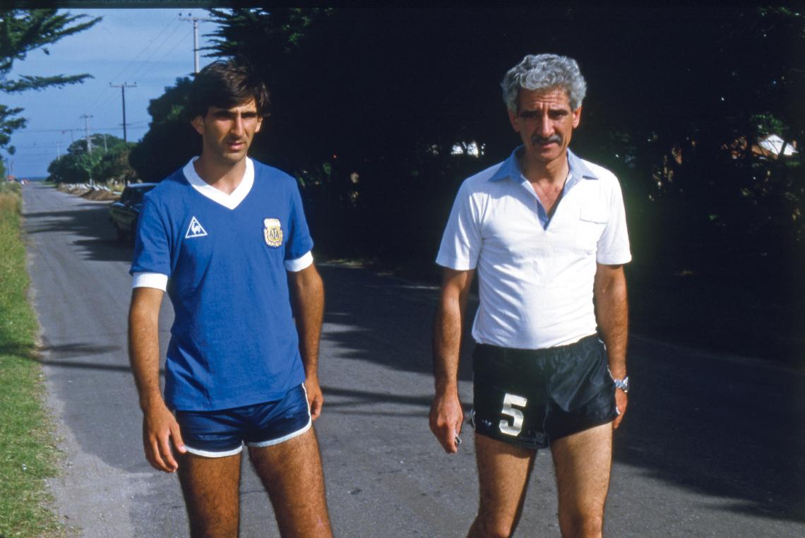 Imagen Con la Selección Juvenil que fue a Toulón, en 1983, dirigido por Bilardo.