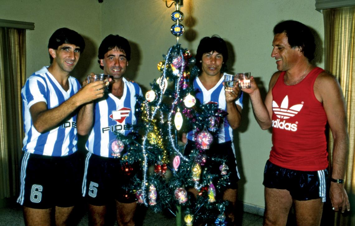 Imagen El brindis del ascenso para celebrar la Navidad de 1985, junto a Horacio Cordero, Severiano Pavón y Alfio Basile.