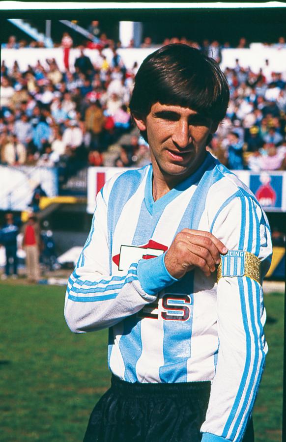 Imagen Con la cinta de capitán y símbolo de la Academia.