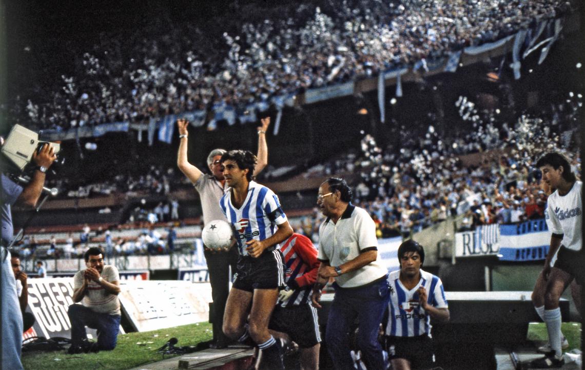 Imagen Encabeza, como capitán, la salida de su equipo en el Monumental para conseguir el ascenso a Primera frente a Atlanta, en 1985.