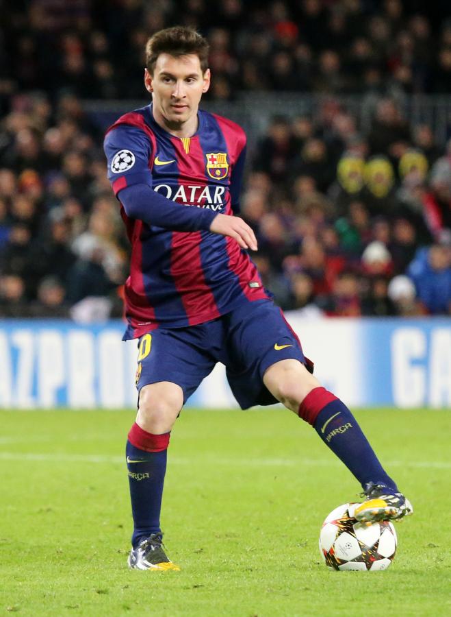 Imagen Pose de crack: pelota protegida por la zurda prodigiosa. Messi es amo y señor en el Barcelona, y cada día más líder dentro y fuera de la cancha.