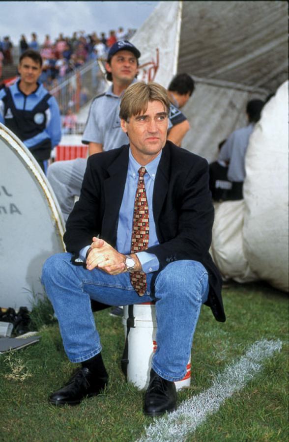 Imagen Sentando, mientras dirigía a Belgrano, otro al que llevó a la A, en 1998.