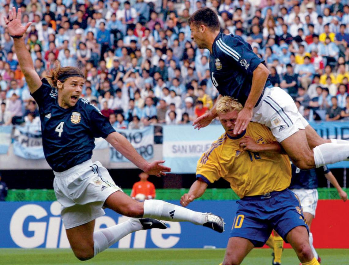 Imagen Una acción aérea del partido ante Suecia, Mundial de Fútbol de 2002.