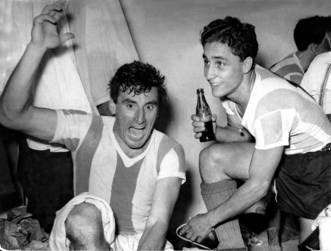 Imagen Con Sanfilippo en el vestuario de Suecia, en 1958, luego de la victoria ante Irlanda del Norte, uno de los pocos momentos divertidos de aquel Mundial.
