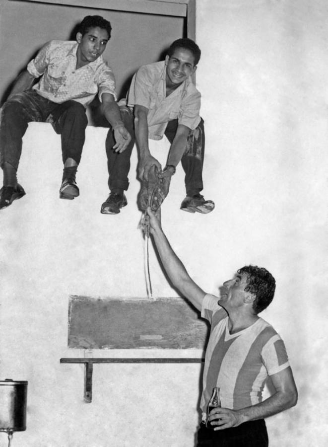 Imagen Pipo les regala sus botines a unos muchachos durante el Sudamericano de Lima que ganó Argentina con el recordado equipo de los Carasucias.