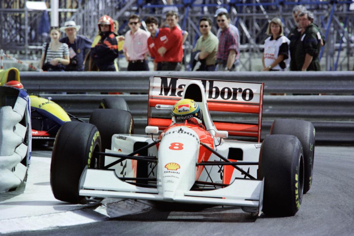 Imagen El maravilloso Ayrton jugándose al límite para convertirse en uno de los mejores pilotos de todos los tiempos.