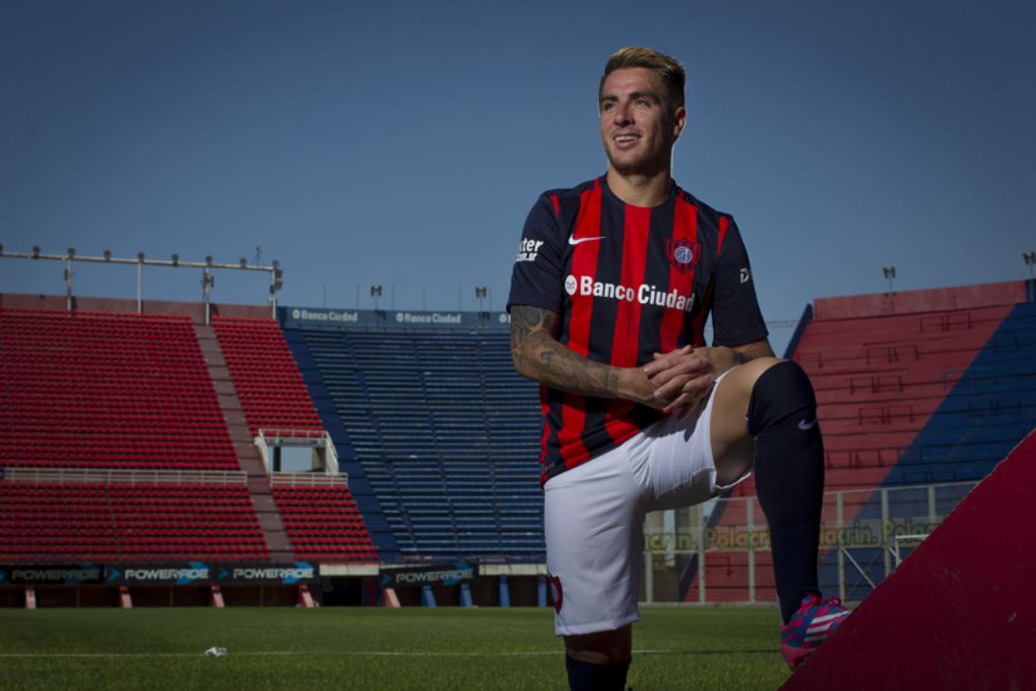 Imagen A los 26 años es titular en San Lorenzo, donde pasó de zafar del descenso a ganar los únicos dos títulos de su carrera.