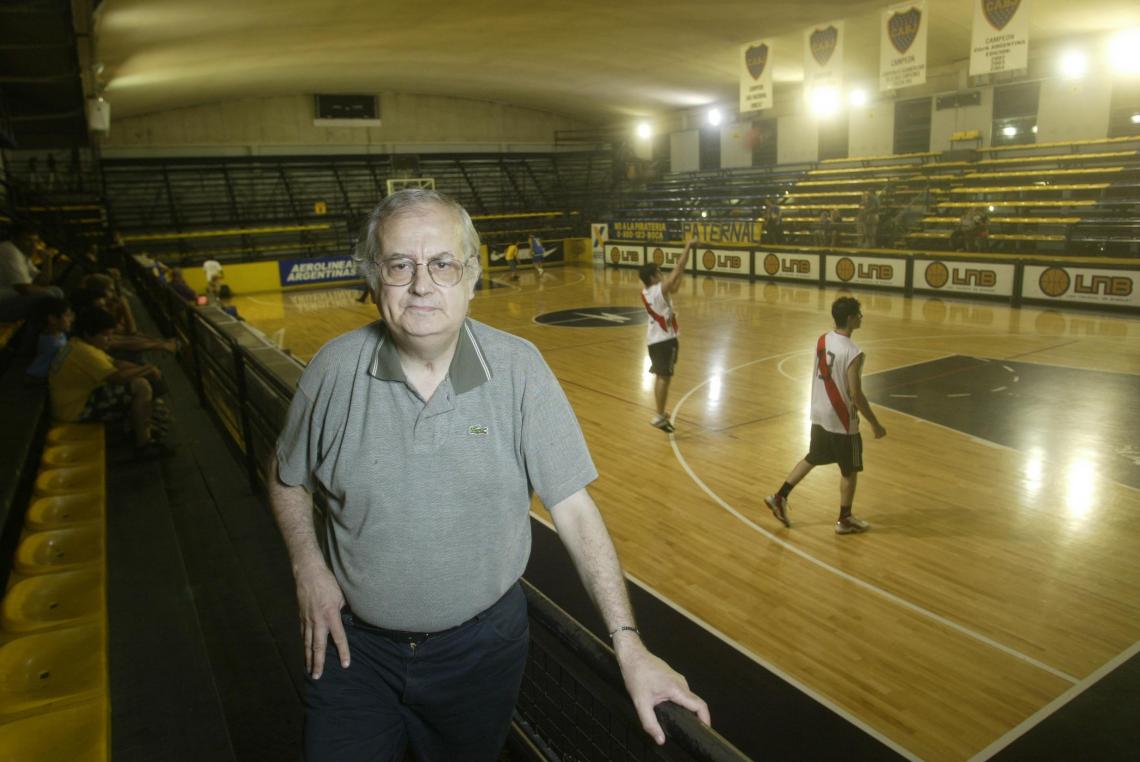 Imagen Las canchas de básquetbol eran su hábitat, tanto como la redacción de El Gráfico. Su partida deja un vacío inmenso.