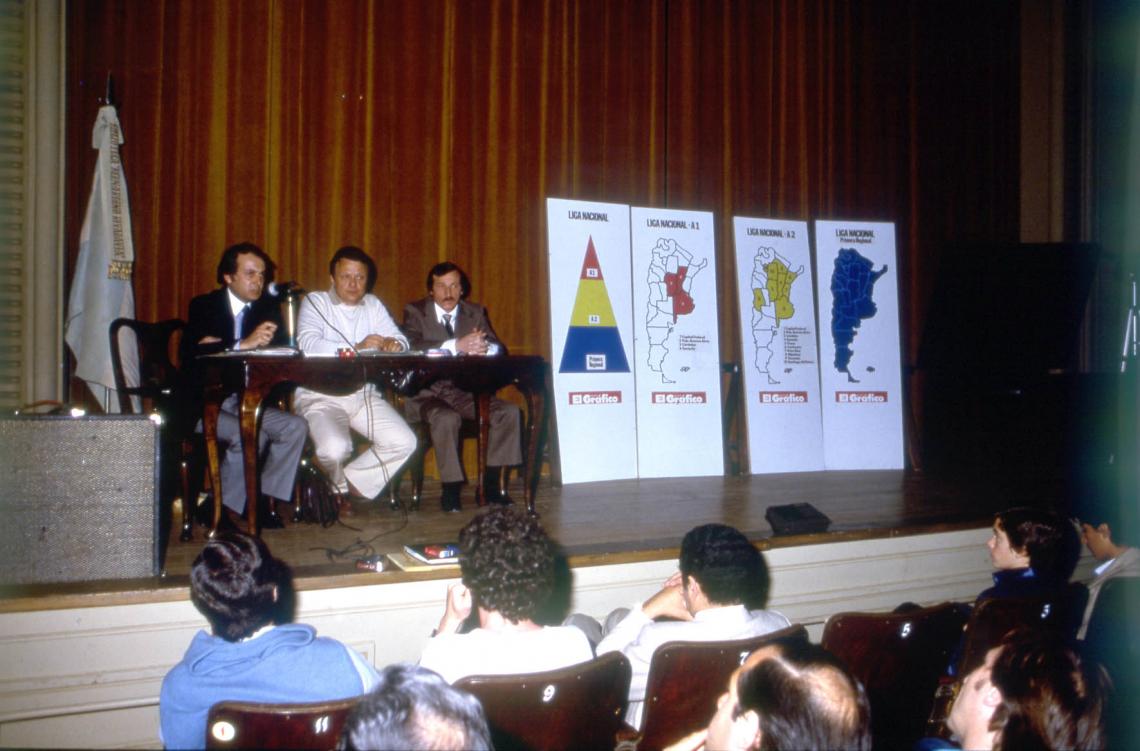 Noviembre de 1982. Orcasitas expone en Bahía Blanca el proyecto de la Liga junto a León Najnudel y el periodista local Enrique Nocent.