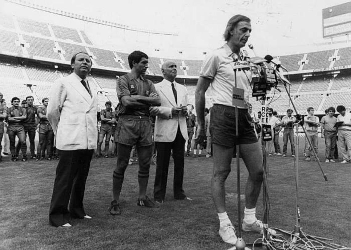 Imagen PRESENTACIÓN. Menotti en la apertura de la temporada 1982/1983. Llegó como una gran esperanza para los barcelonistas. Ganó tres títulos y renunció en 1984. 