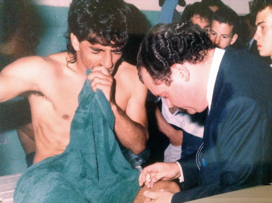 Imagen Aplicándole una inyección a Sergio Vázquez.