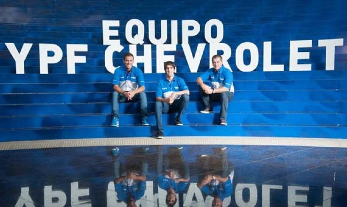Imagen LOS PILOTOS de la escuadra YPF Chevrolet: Franco Vivian, Matías Muñoz Marchesi y Norberto Fontana (Fotos: Prensa YPF) 