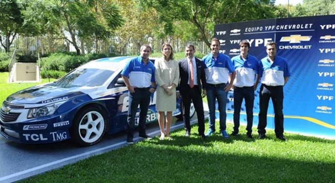 Imagen JUNTOS: Isela Costantini, CEO de Chevrolet, y Miguel Galuccio, CEO de YPF, con el equipo que buscará el título de Súper TC2000