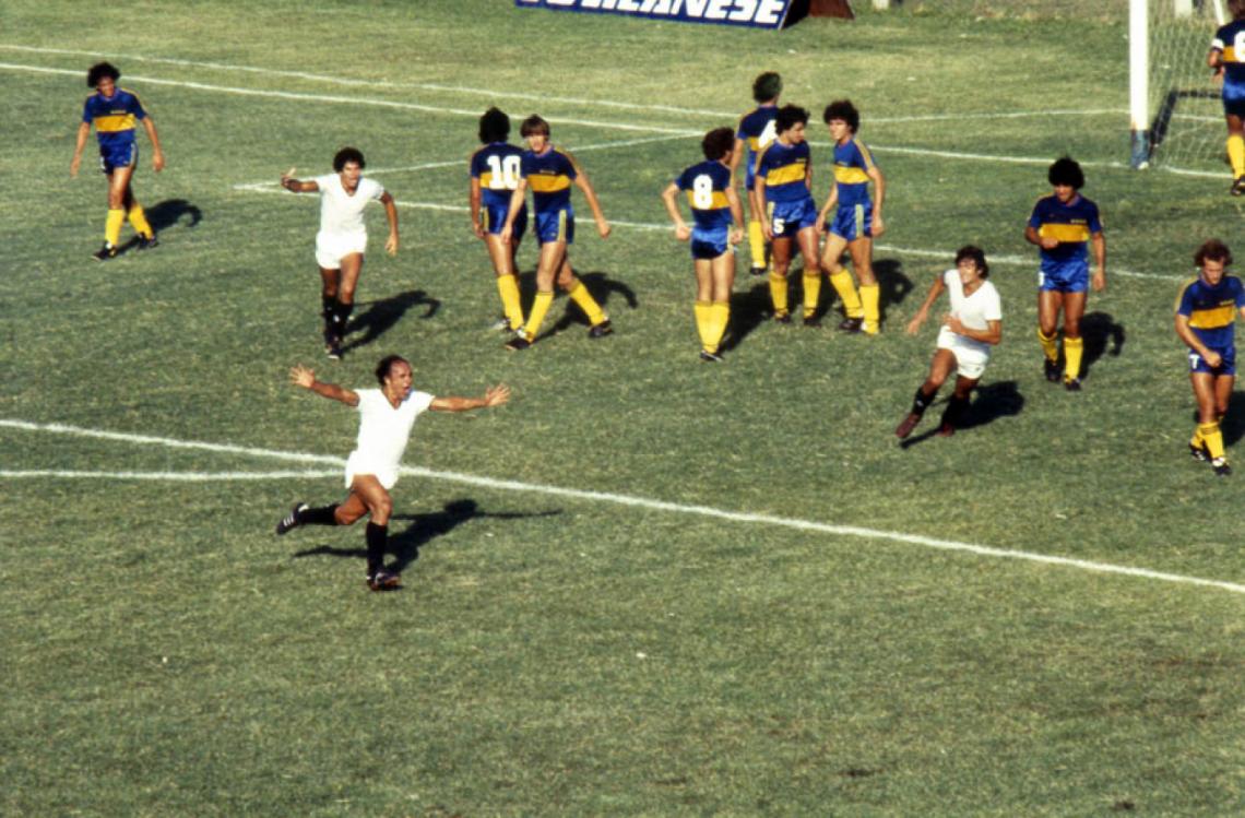 Oscar Mas celebra un gol de Mariano Moreno de Junín ante Boca, en 1982.