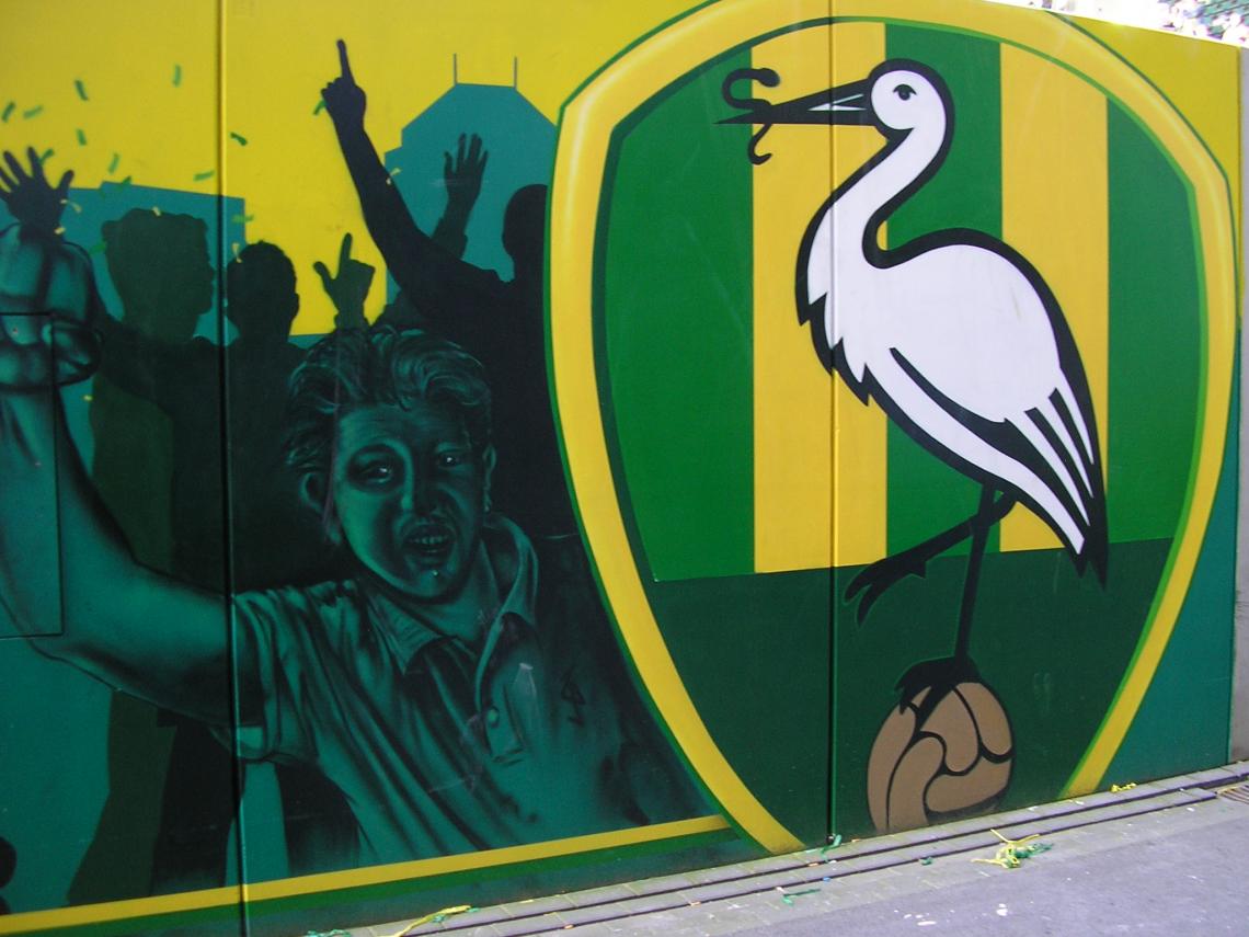 Imagen Mural del escudo del equipo, en las periferias del moderno estadio financiado por Kyocera.