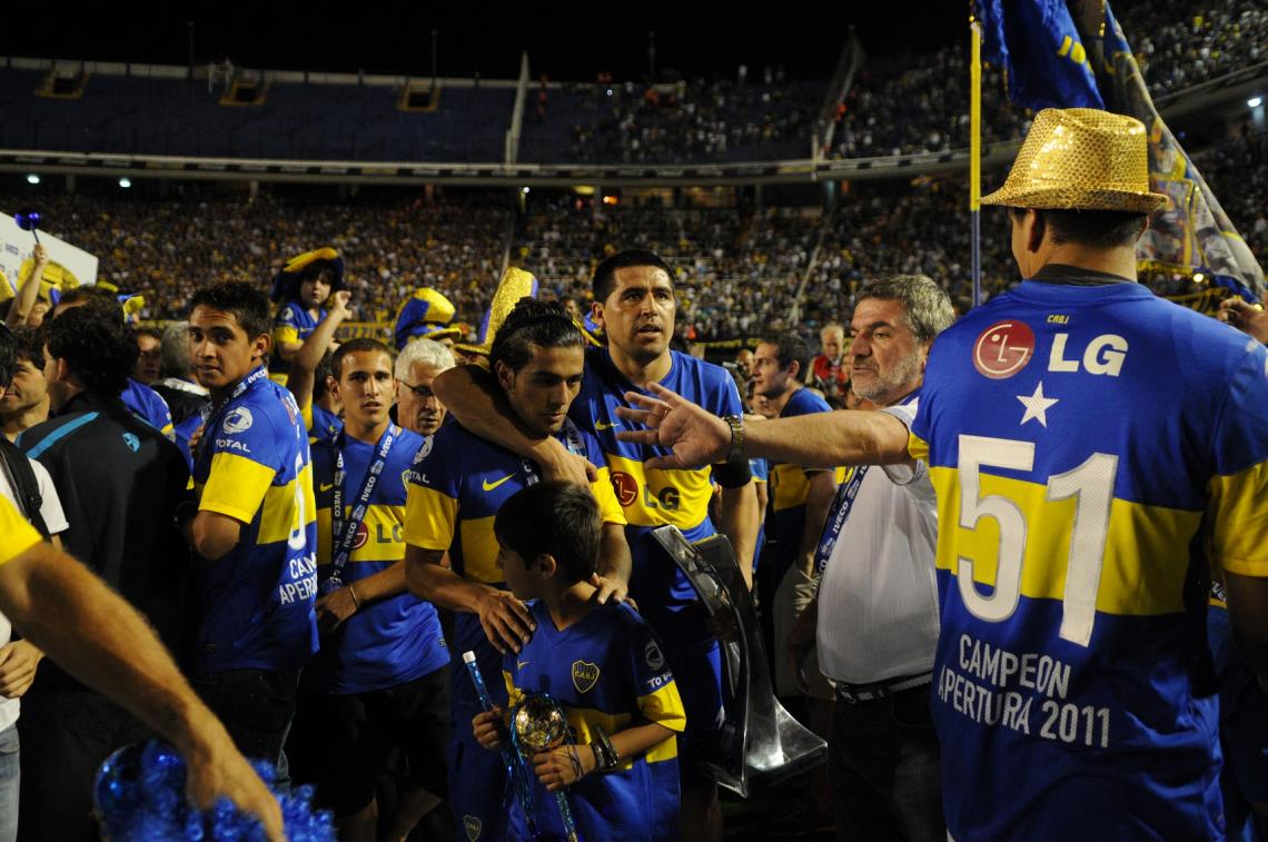 Imagen Imagen sorprendente, abrazado a Riquelme en el festejo del Apertura 2011.