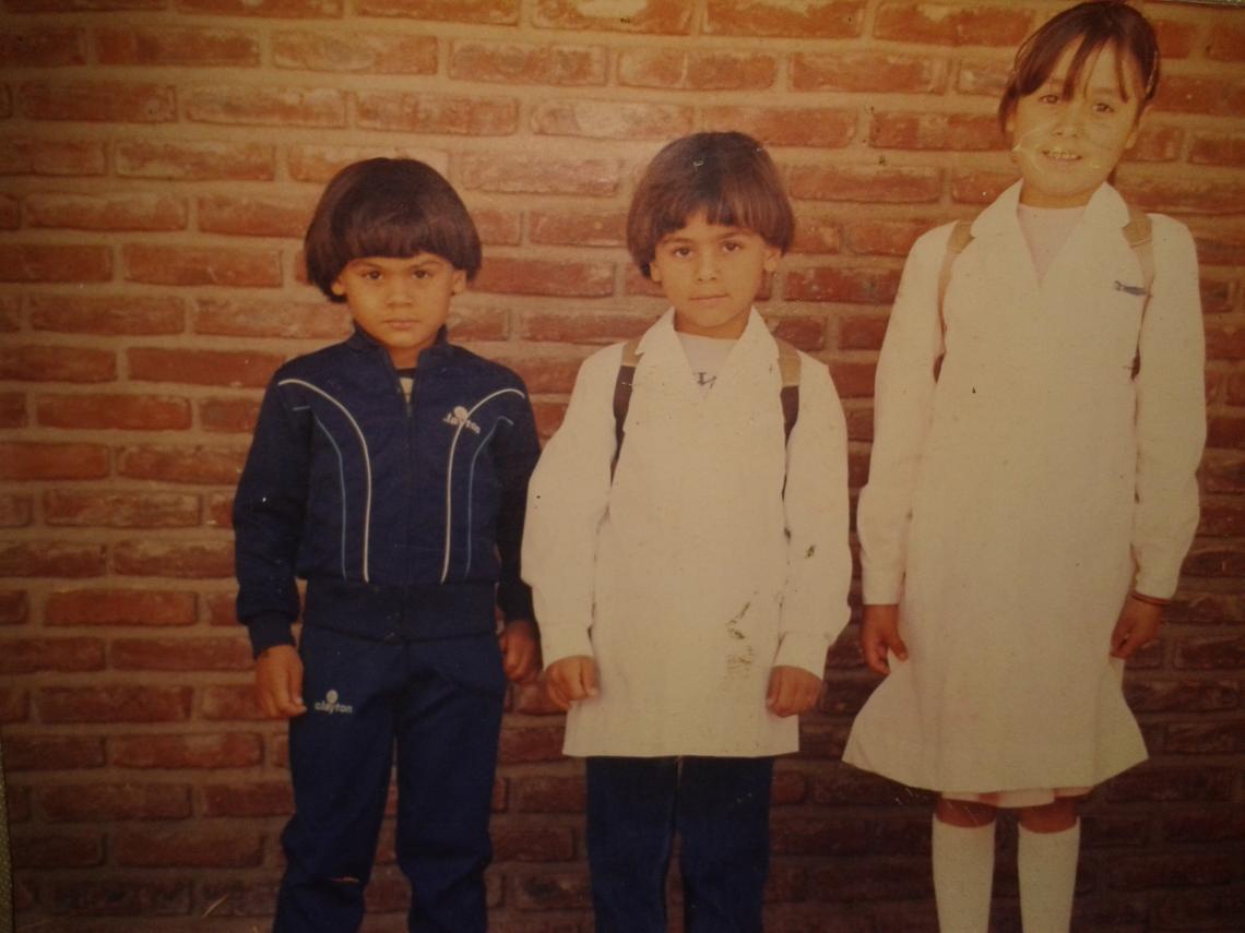 Imagen Los tres hermanos yendo al colegio: Gastón (el más chico), Walter y Marcela. 