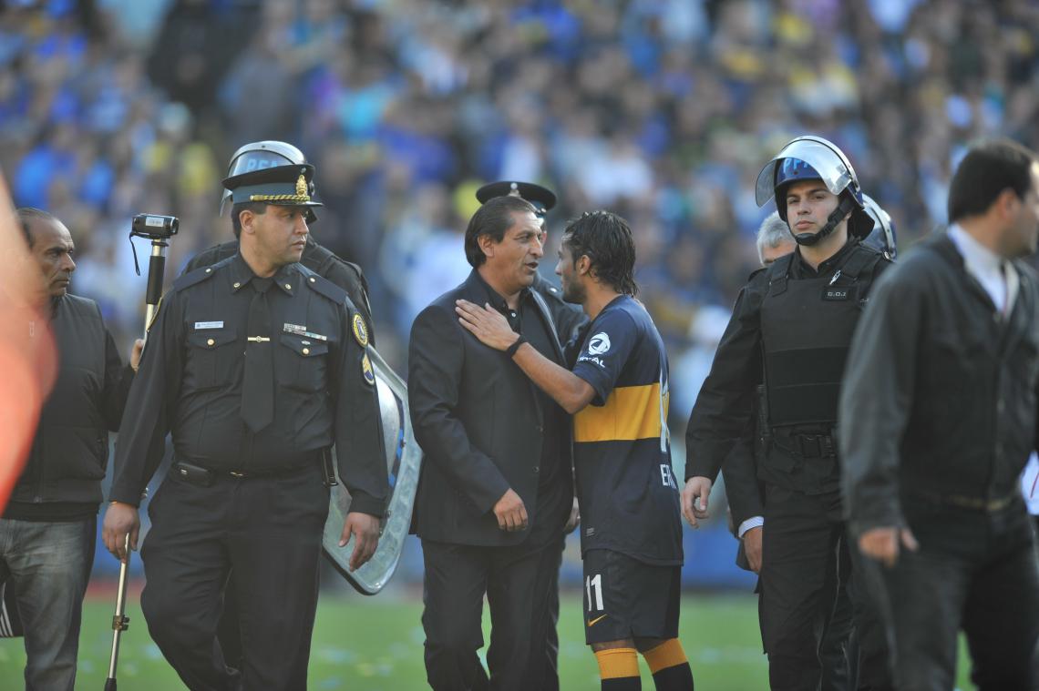 Bromeando con Ramón Díaz en un superclásico en la Bombonera.