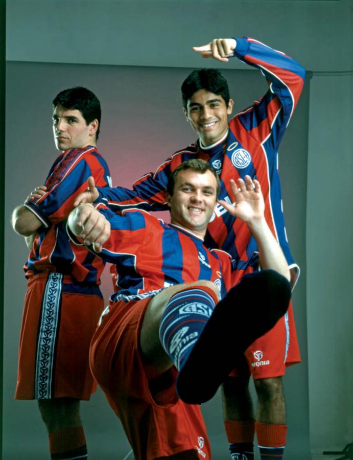 Imagen Producción como raperos en San Lorenzo junto a Eduardo Tuzzio y Bernardo Romeo en 2001. Campeones de todo.