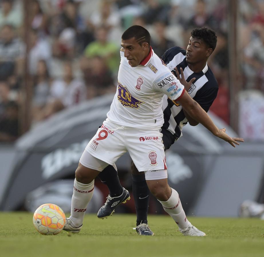 Imagen Abila protege la pelota ante el peruano Miguel Araujo, de Alianza Lima, durante el cruce que metió a Huracán en la fase de grupos de la Copa Libertadores.