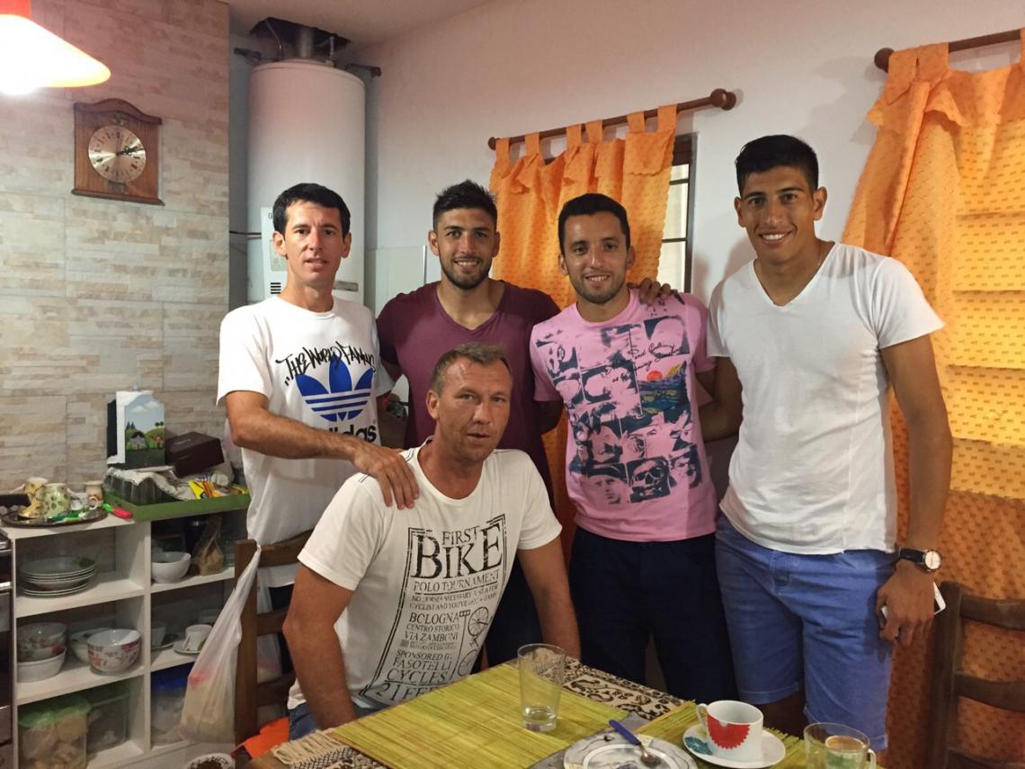 Imagen En su consultorio con un amigo y Braghieri, Ortiz y Andrada (todos jugaron en ambos equipos).