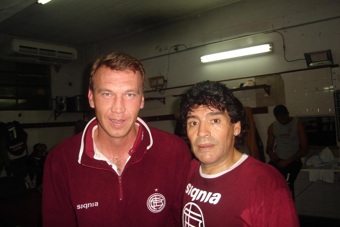 Imagen Cara de feliz cumpleaños el día que conoció a Maradona en un partido en Lanús.