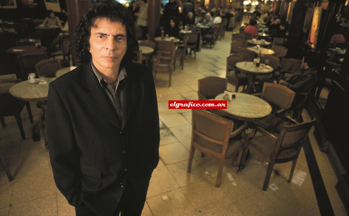 Clásico porteño. Dolina en el legendario Café Tortoni. Es medianoche, está por comenzar el programa y los duendes comienzan a volar.