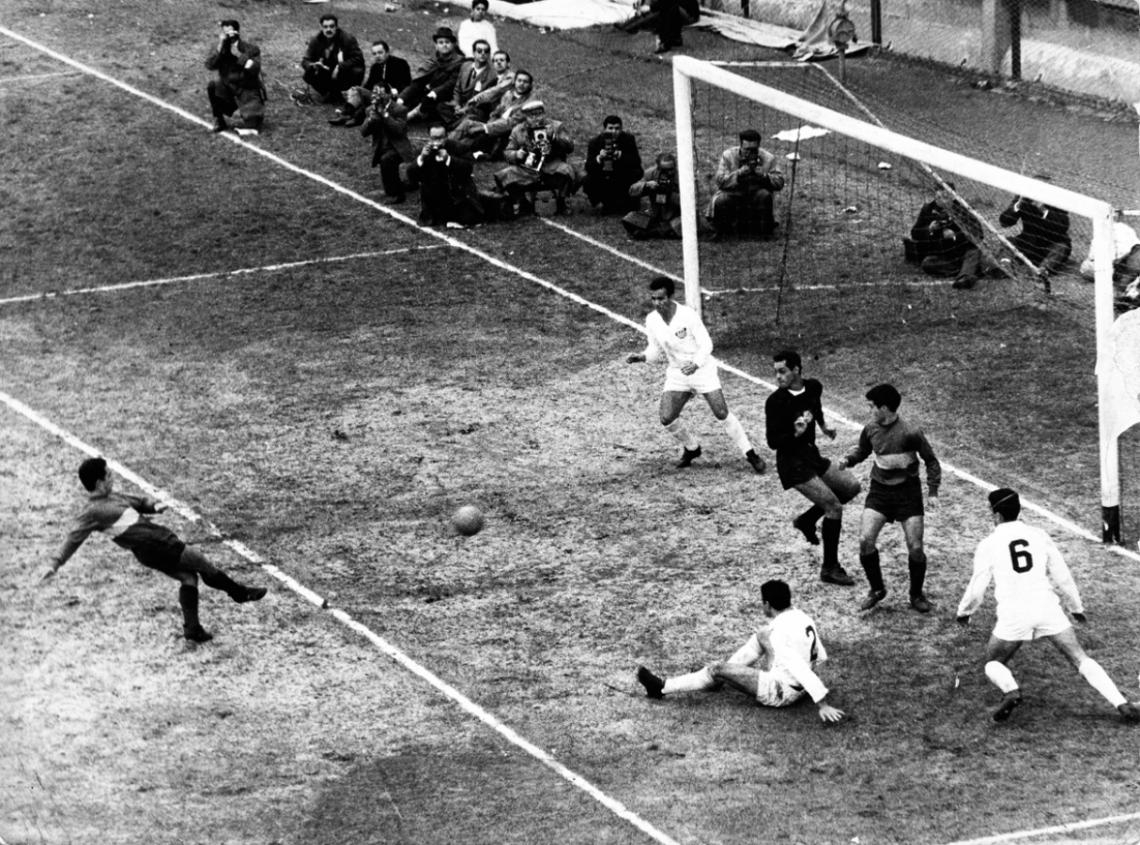 Imagen En las finales Boca-Santos, por la Libertadores 63, el Nene metió los tres goles de Xeneize: dos en el Maracaná y uno en la Bombonera.