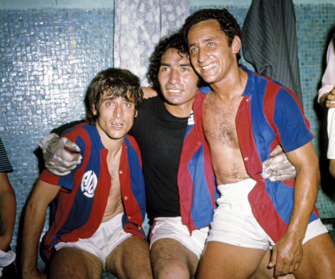 Imagen En su segunda etapa en San Lorenzo, ya en colores (1972), junto a Agustín Irusta y Roberto Espósito. Campeones.