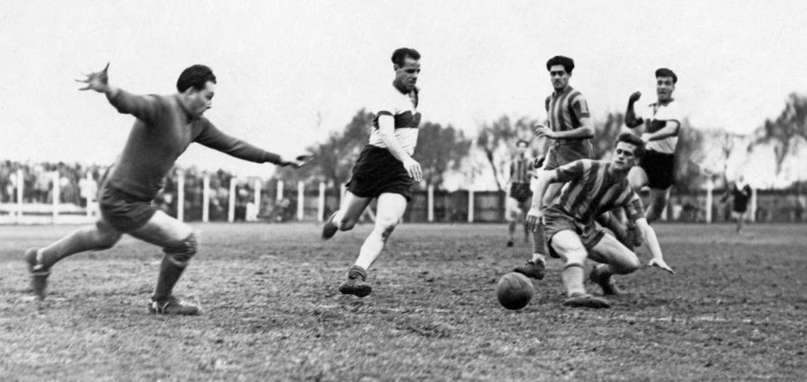 Una de las pocas fotos de Sastre en acción jugando en el ascenso para Gimnasia, con el que ganaría el título de Segunda División en 1947, en un partido contra Defensores de Belgrano.