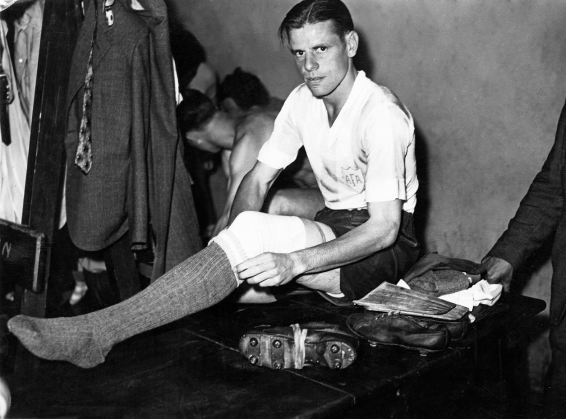 Imagen El Cuila preparándose para un partido con la Selección Argentina, con la que ganó los Sudamericanos de 1937 y 1941.