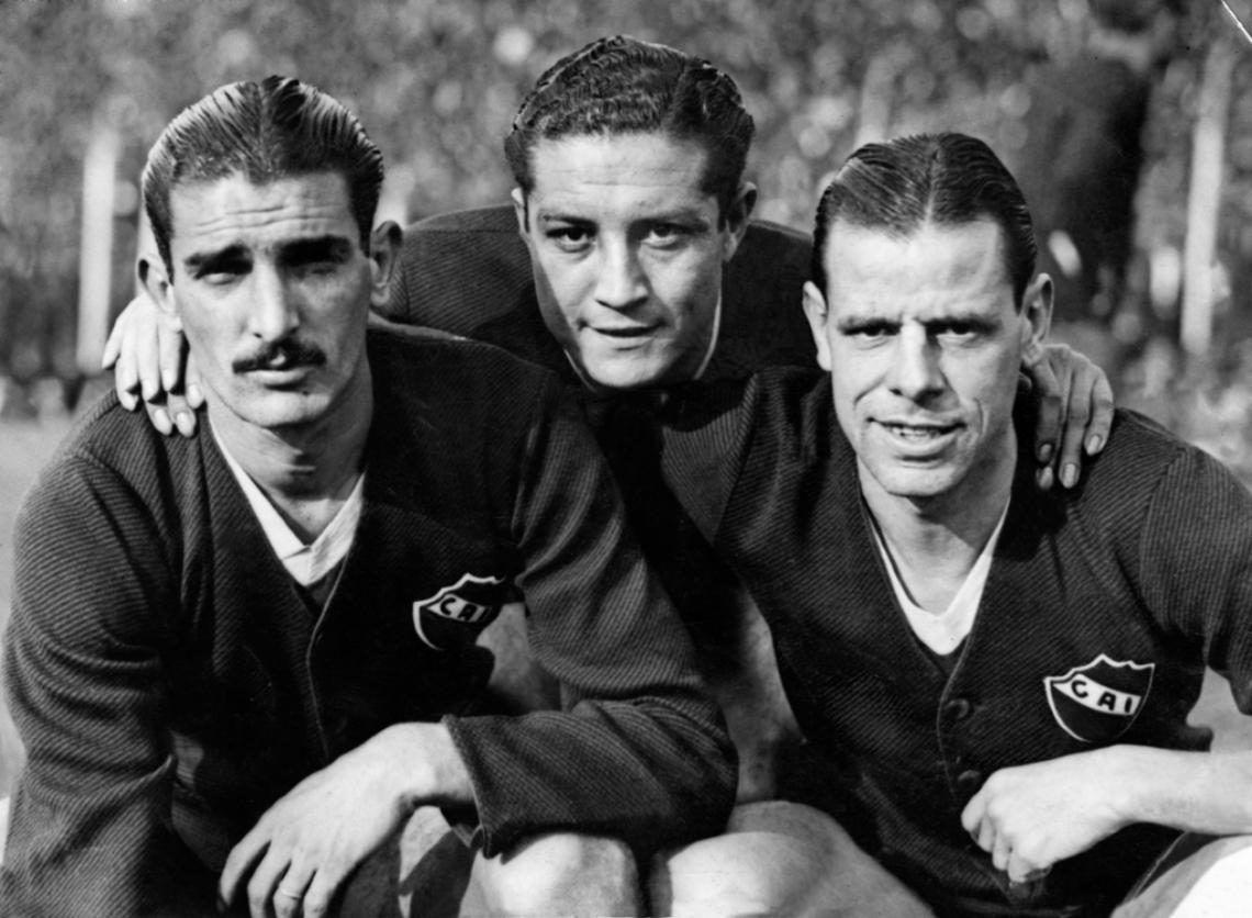 Imagen Vicente De La Mata, Arsenio Erico y Antonio Sastre, la temible delantera de Independiente bicampeón de 1938 y 1939 con récord goleador.