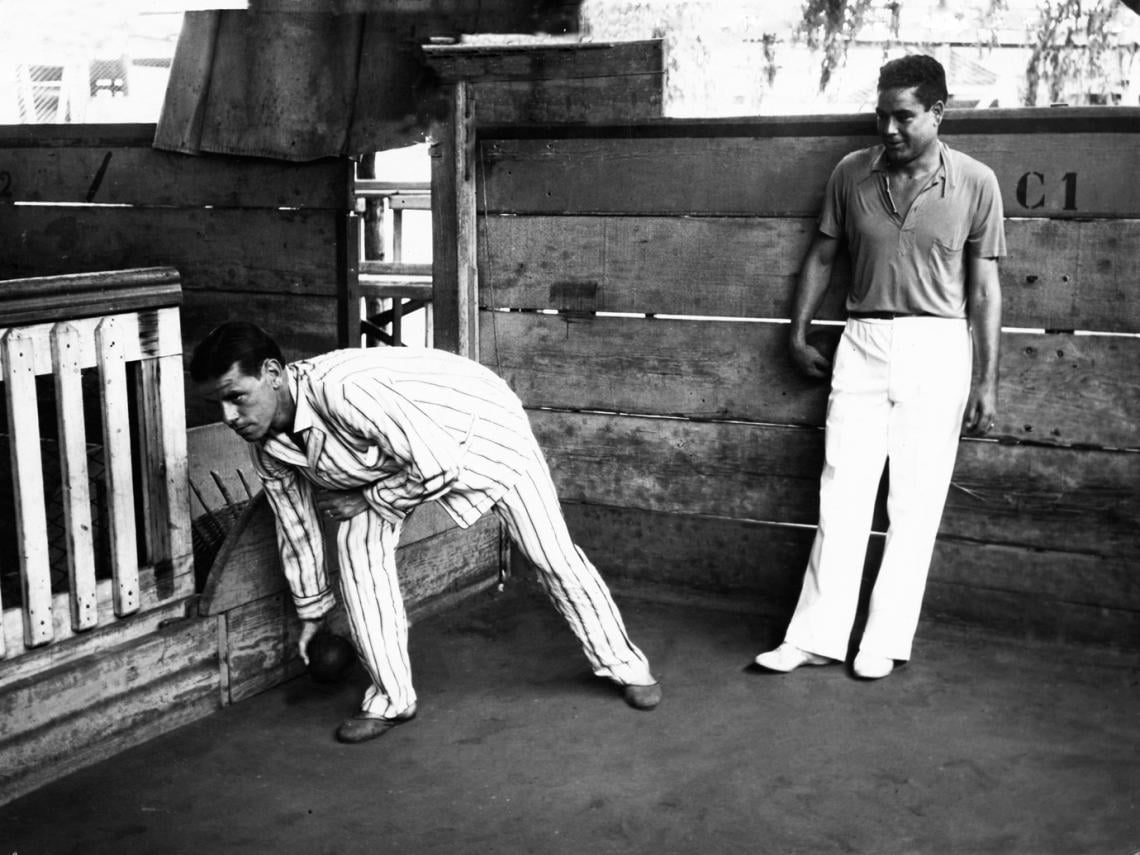 Imagen Jugando a las bochas con Roberto Cherro, otro reconocido crack de la época.