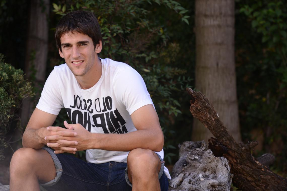 A los 24 años, con un par de meses en Buenos Aires, posa con una remera muy particular.