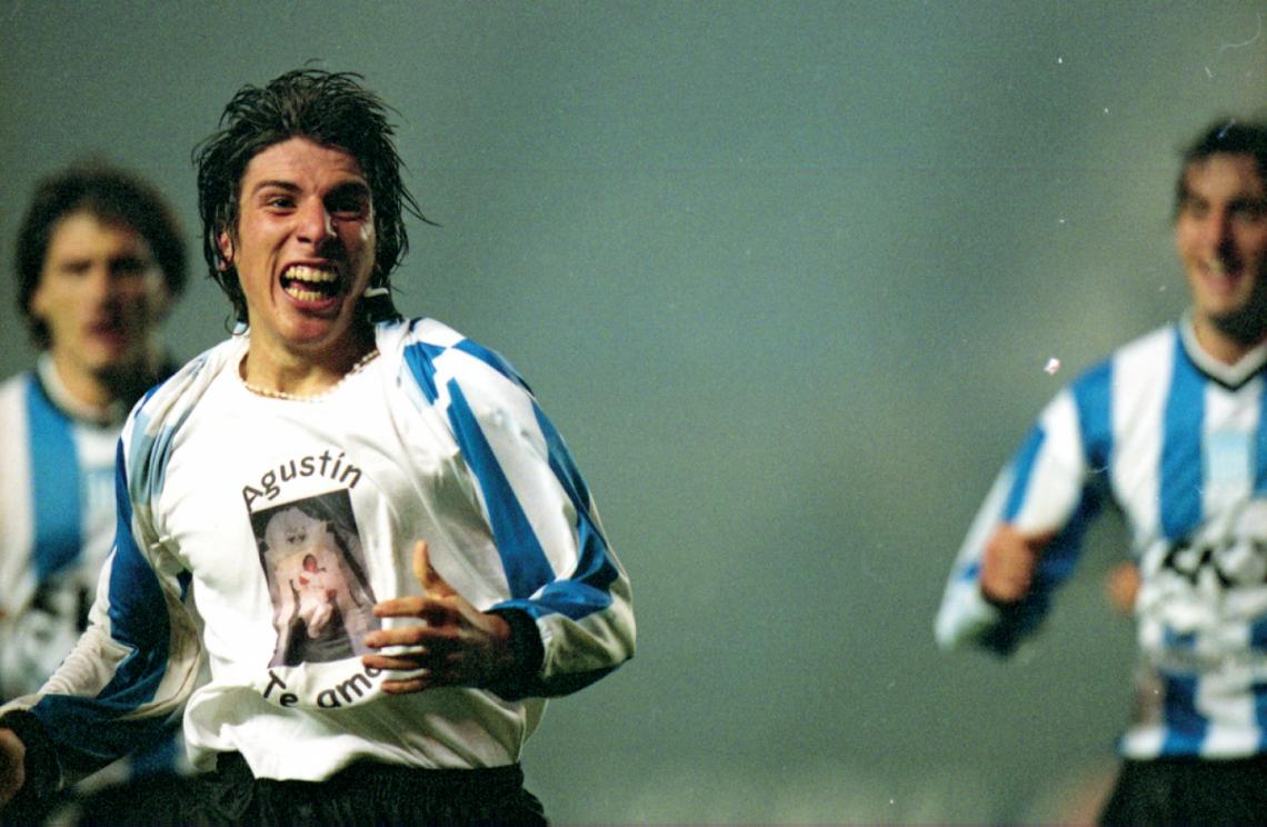 Imagen A los 21 años, marcó el primer gol para Racing campeón del Apertura 2001,el primero de su carrera, y se lo dedicó a su sobrino.