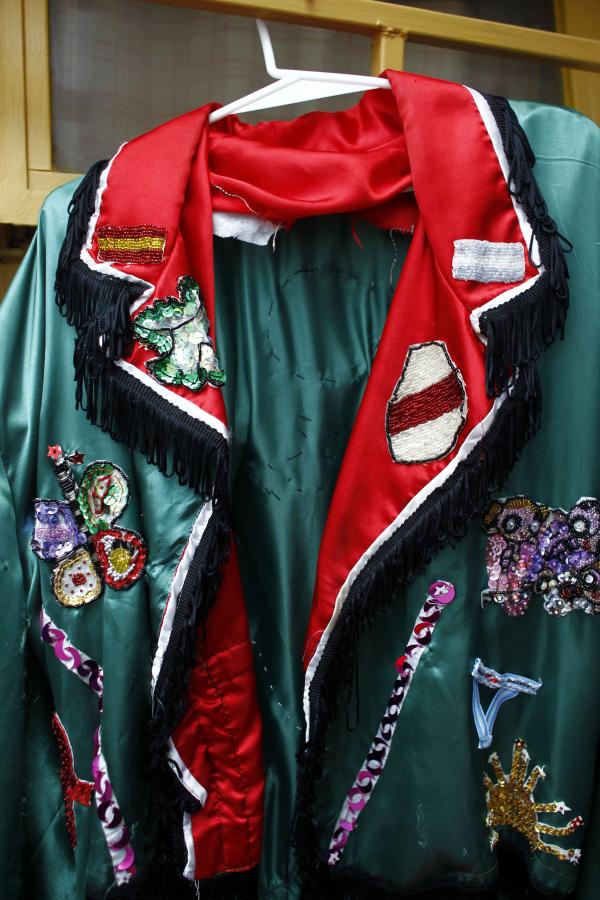 Su traje de gala murguera con detalles riverplatenses.
