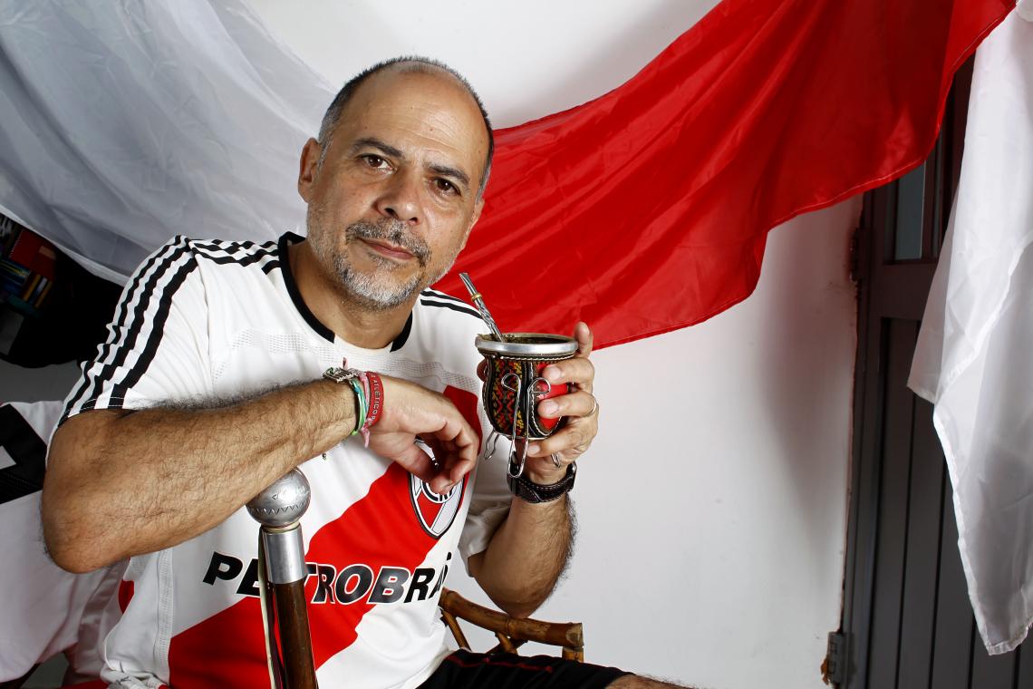 En su casa, una síntesis de sus pasiones: el bastón de la murga y las camisetas de River regaladas por Gallardo y por el club. Y "el trapo".