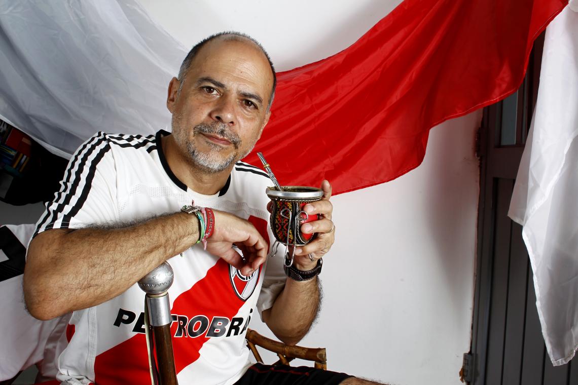 Imagen En su casa, una síntesis de sus pasiones: el bastón de la murga y las camisetas de River regaladas por Gallardo y por el club. Y "el trapo".