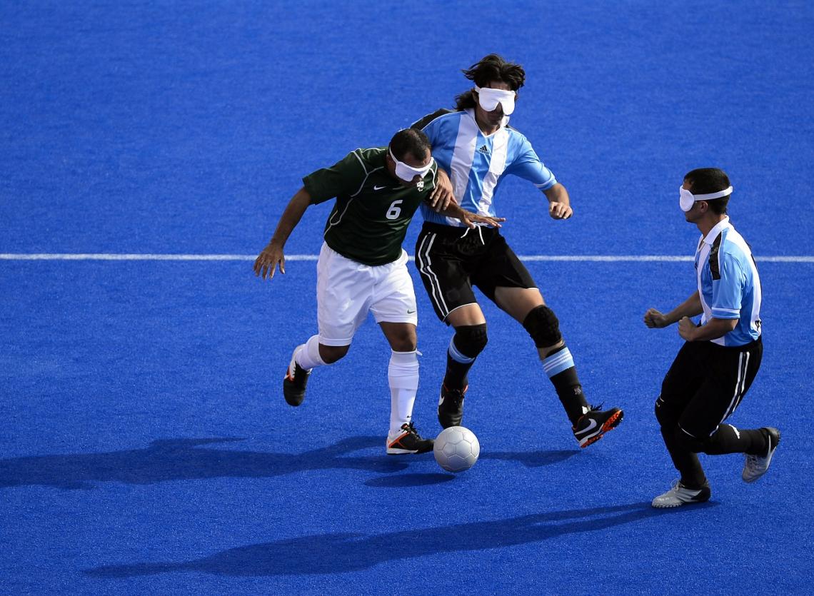 Imagen Padilla disputa la pelota con el brasileño Alves, durante los Paraolímpicos 2012.