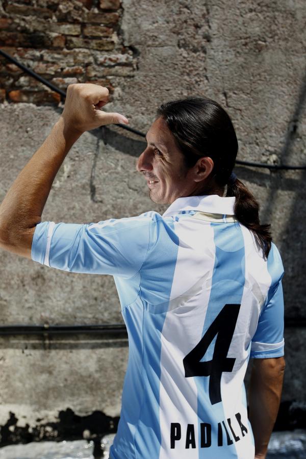Coqui Padilla muestra su camiseta con orgullo. Recién a los 30 años debutó en Los Murciélagos.